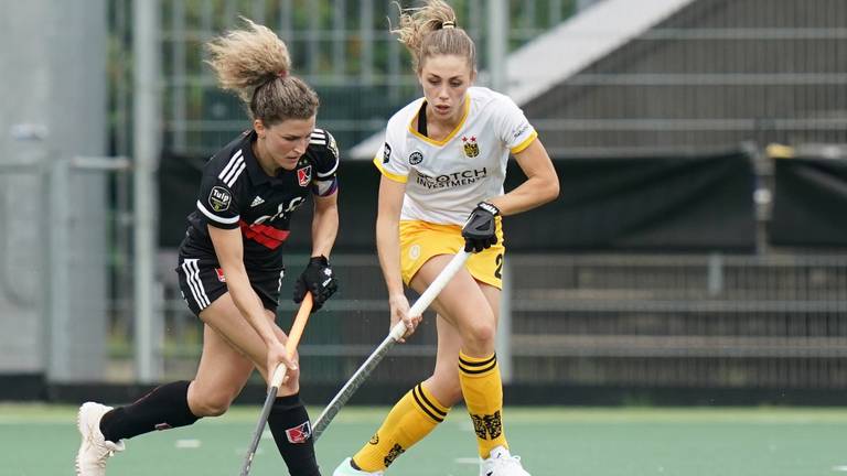 Laura Nunnink (rechts) als speelster van HC 's-Hertogenbosch. (Foto: ANP/Hollandse Hoogte/Ben Haeck)