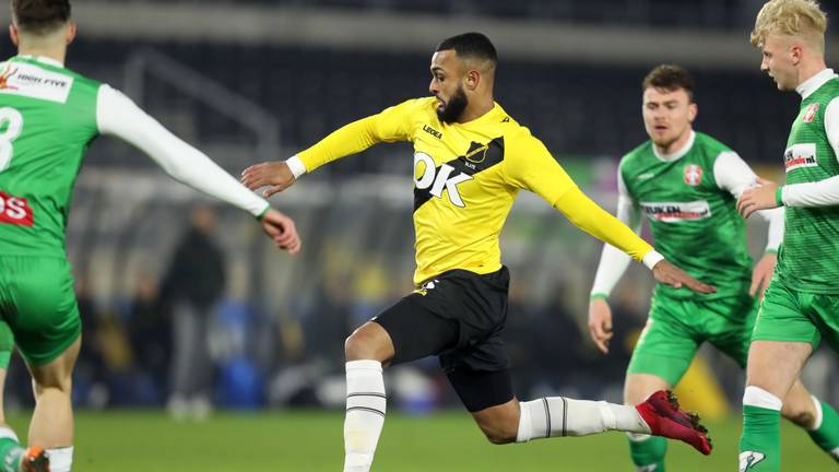 NAC-spits Mario Bilate in actie tegen Dordrecht (foto: OrangePictures).