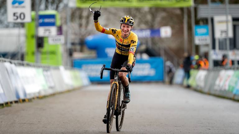 Marianne Vos wint het NK veldrijden in Rucphen (foto: ANP / Bas Czerwinski).