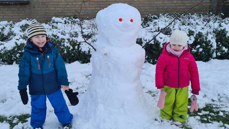 Nolan en Nova-Lynn met hun sneeuwpop in Sprang-capelle.