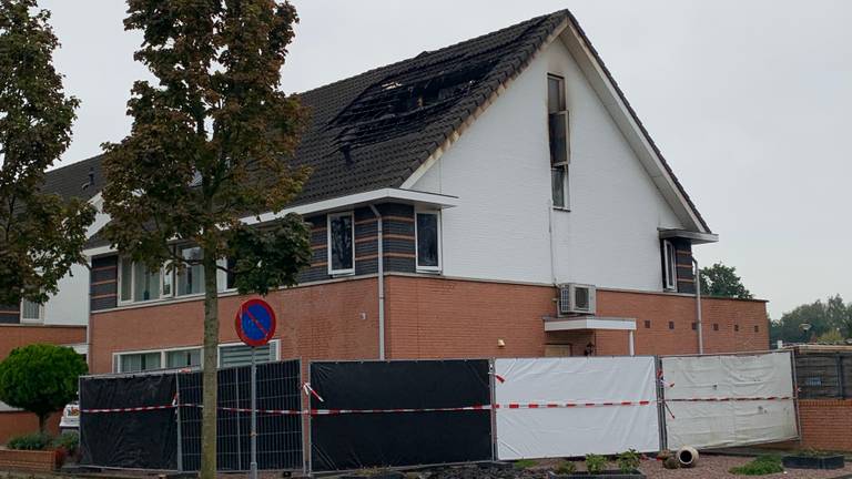 Het huis in Schijndel waar dinsdagnacht de brand woedde (foto: Eva de Schipper)