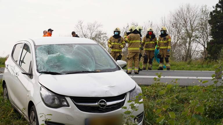 Meerdere hulpdiensten werden opgeroepen na het ongeluk op de afrit van de A50 bij Ravenstein (foto: Gabor Heeres/SQ Vision).