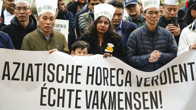 Horecaondernemers en koks die samenkwamen voor de start van de rechtszaak (Foto: ANP).