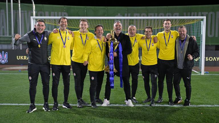 De technische staf van Shakhtar Donetsk met Jeroen Schepens derde van links.