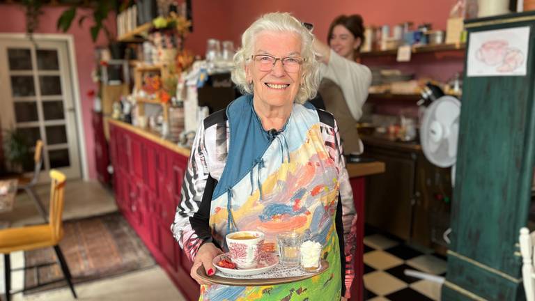 Ellie Perham brengt  vijf dagen per week koffie rond (foto: Rogier van Son).