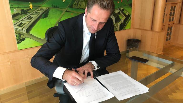 Minister Hugo de Jonge ondertekent het contract over de de levering van het mogelijke coronamedicijn (foto: Twitter Hugo de Jonge).
