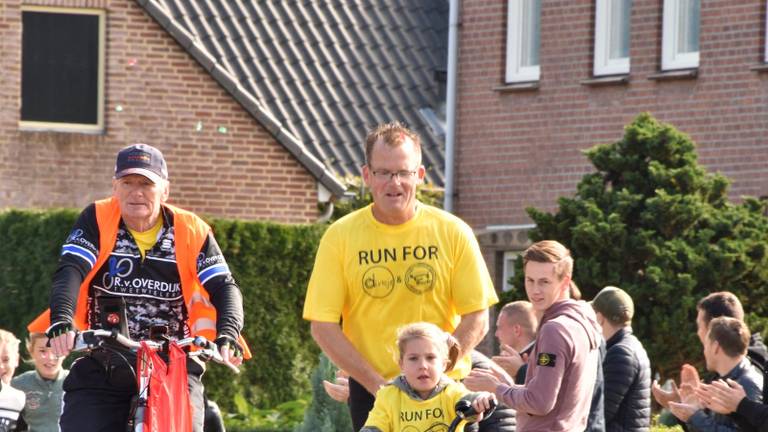 Barry liep de laatste meters van de marathon samen met Dirkje, voor wie hij geld inzamelt