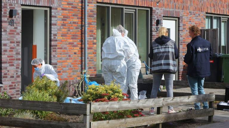 De politie begon direct met een onderzoek na de vondst van de dode vrouw (foto: Bart Meesters/Meesters Multi Media/SQ Vision).