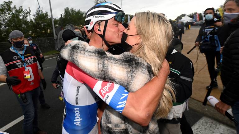 Mathieu van de Poel viert winst Ronde van Vlaanderen met zijn vriendin (archieffoto).