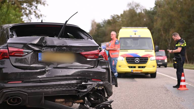 De auto raakte bij de aanrijding in Ommel zwaar beschadigd (foto: Walter van Bussel/SQ Vision).