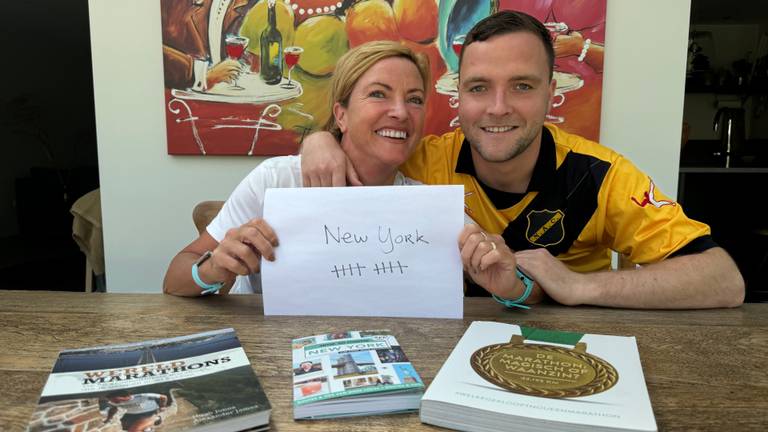 Elke Moederdag krijgt Irma een streepje cadeau van zoon Nils (foto: Niek de Bruijn).