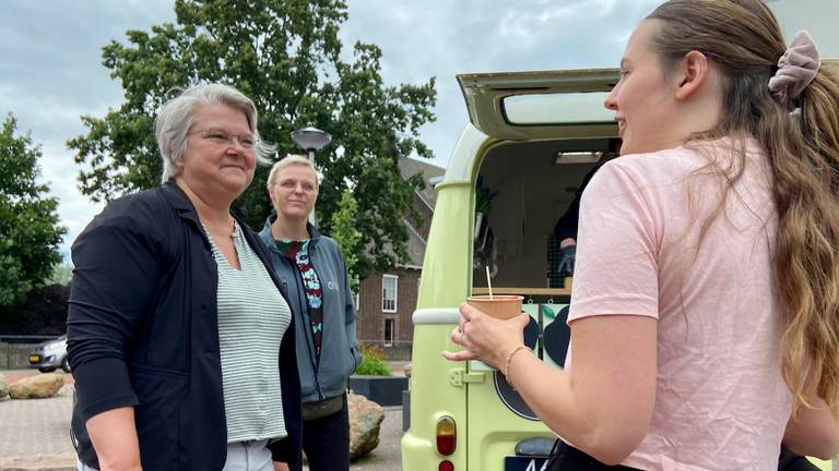 De Roosendaalse wethouder Klaar Koenraad in gesprek met een wijkbewoner (foto: Erik Peeters)