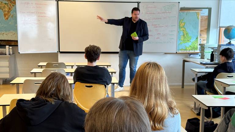 Kroegbaas Johan de Vos informeert de schooljeugd over het uitgaansleven in Breda (Foto: Omroep Brabant).