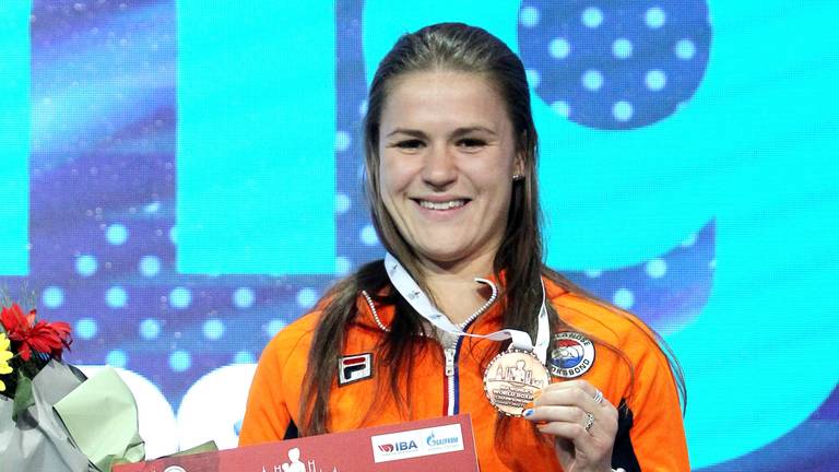 Chelsey Heijnen met haar bronze medaille in Istanboel (foto: SCS/Aleksandar Djorovic). 