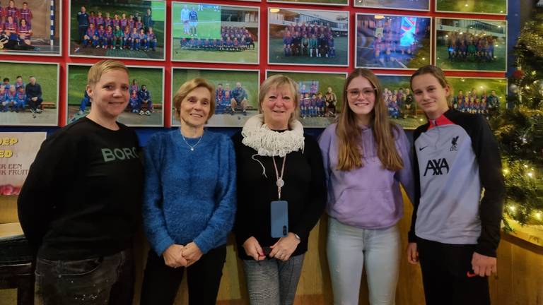 Tineke van Helvert, Ineke Louwers, Annemarie Colombon, Kirsten Jonkers en Shania Berger (foto: Leon Voskamp).