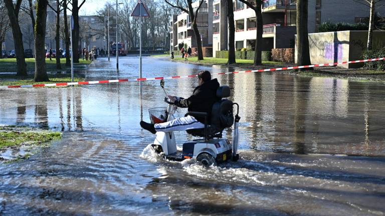 De Croystraat, de Mathenessestraat en omliggende straten in Breda stonden zondagmiddag blank na een waterleidingbreuk.