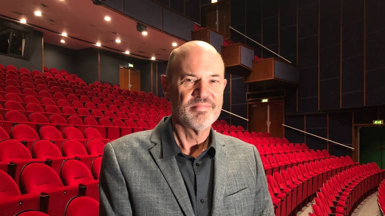 Coen Bais, de directeur van Theater De Lievekamp in Oss, vindt het jammer dat een aantal shows wordt uitgesteld.