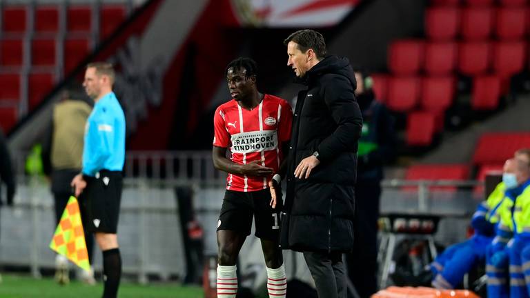 PSV-trainer Schmidt samen met Bruma (foto: ANP).