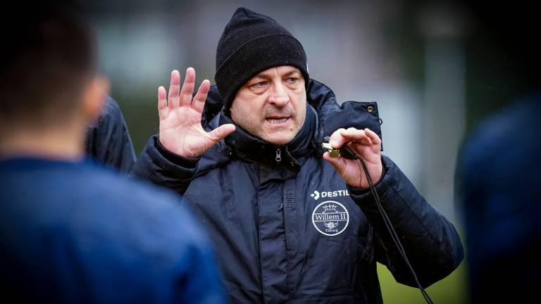 Petrovic tijdens zijn eerste training als hoofdtrainer bij Willem II (foto: OrangePictures).