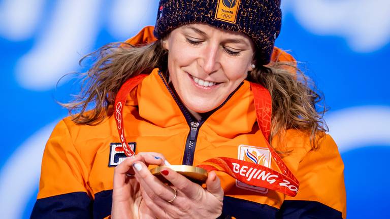 Ireen Wüst kreeg dinsdag de gouden medaille die ze maandag won