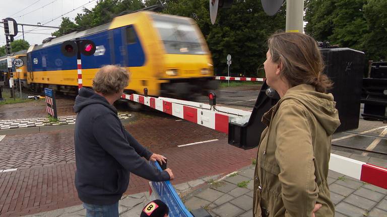 Buurtbewoners worden gek van de trillingen van goederentreinen over de Brabantroute (foto: Leon Hagedoorn).