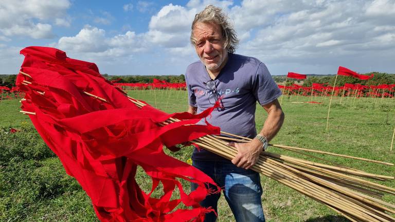 Indrukwekkend eerbetoon van 15.000 rode vlaggen voor vrede: 'Kippenvel'