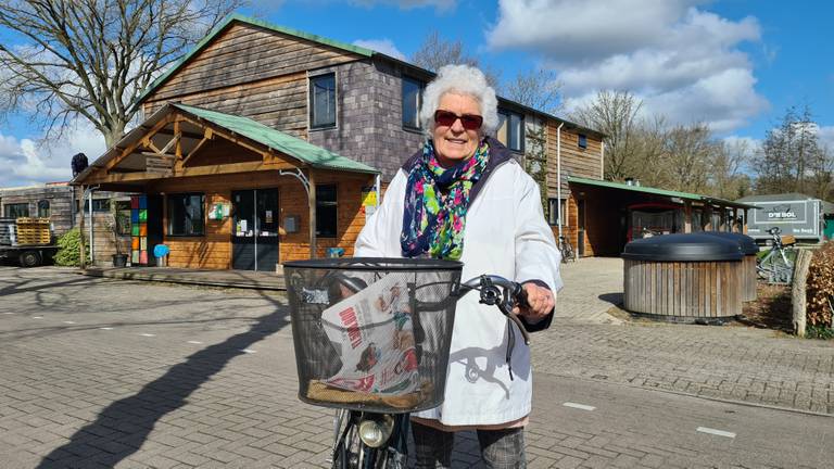 Trudy Roest (81) bij de ingang van de camping (foto: Noël van Hooft)