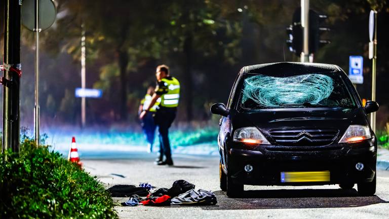 Fietser zwaargewond na aanrijding, dronken man verstoort politieonderzoek