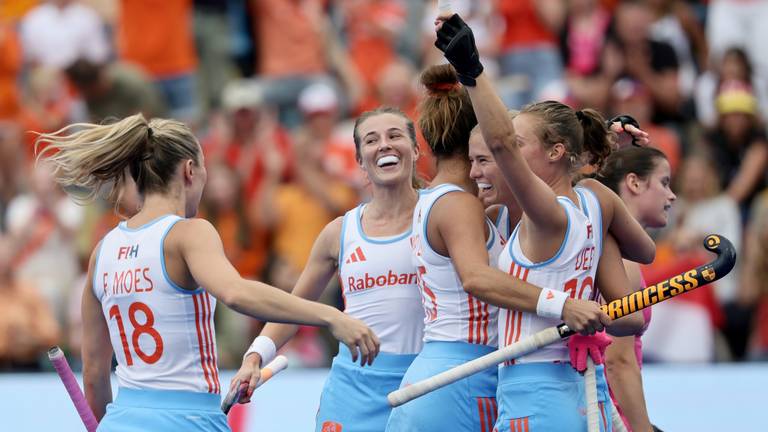 Luna Fokke viert de 2-0 met haar teamgenoten (Foto: ANP).