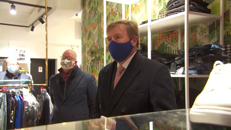 De koning bezocht meerdere getroffen winkels.