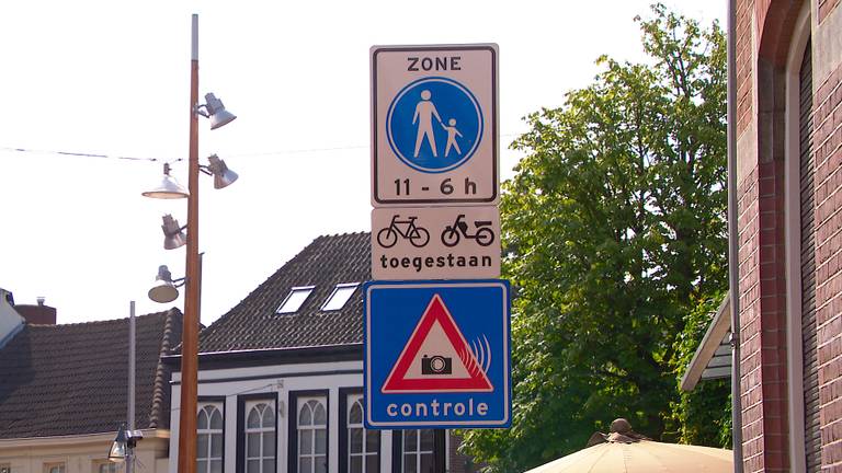 Verkeersborden in de Tilburgse Nieuwlandstraat. (foto: Omroep Brabant)