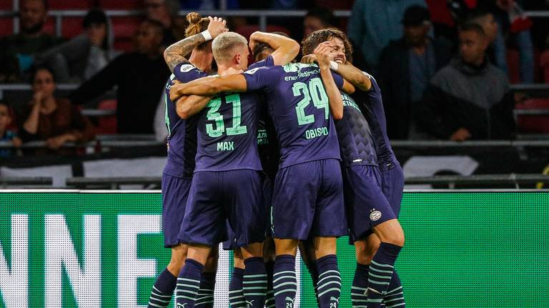 PSV viert een doelpunt tijdens de gewonnen supercup tegen Ajax (foto: ANP).