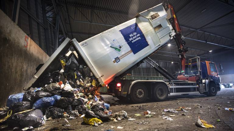 Een vuilniswagen van de Afvalstoffendienst Den Bosch lost zijn restafval (foto: ANP).