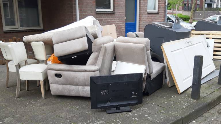 Dumpen afval naast containers lijkt schering en inslag: 'Asociaal'