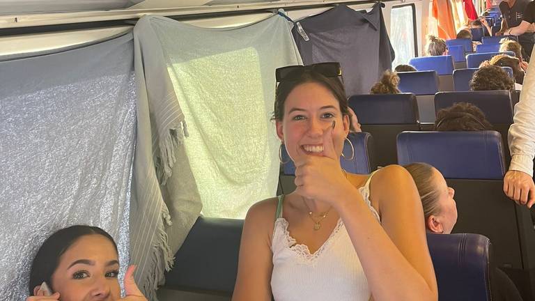 Twee vrouwen proberen er het beste van te maken (foto: Helen).