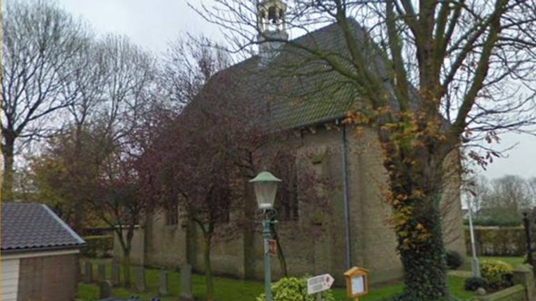 De Protestantse kerk aan de Voorstraat in Nieuw-Vossemeer (foto: Twitter, wijkagenten Steenbergen)