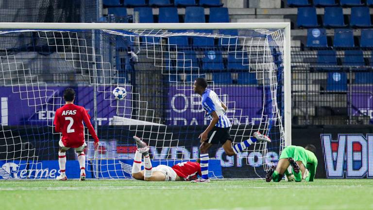 Dico Jap Tjong maakt in de 64ste minuut de 3-0 tegen Jong AZ  (Foto: Orange Pictures/Gino van Outheusden).