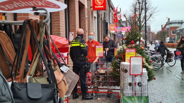 De Kruidvat mag wel alles verkopen tijdens de lockdown (foto: Noël van Hooft)