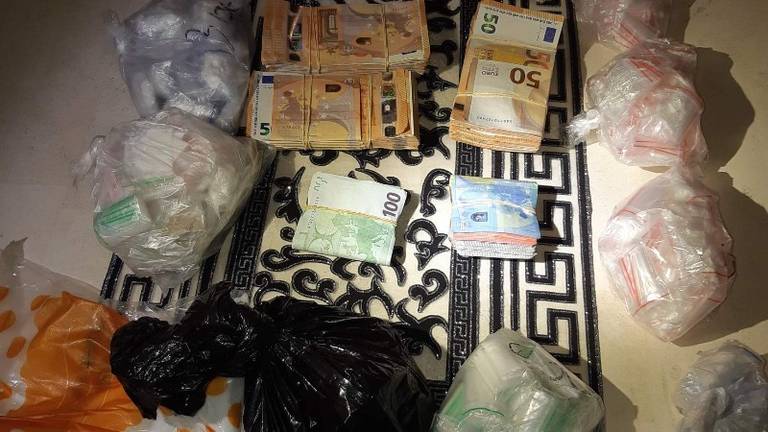 In beslag genomen goederen en geld (foto: politie).