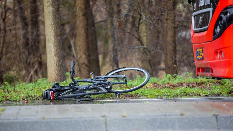 Fietser (78) overleden nadat hij was aangereden door een bus