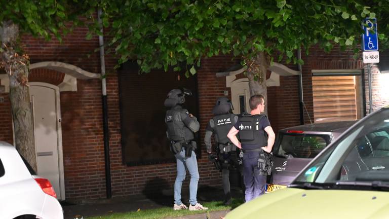 Agenten met beschermende vesten (foto: Perry Roovers/SQ Vision).