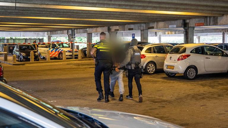 De man werd in een parkeergarage gearresteerd (foto: Dave Hendriks/SQ Vision).