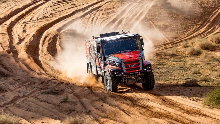 Janus van Kasteren rijdt door het zand tijdens Dakar 2024 (foto: ANP/Andrew Eaton). 