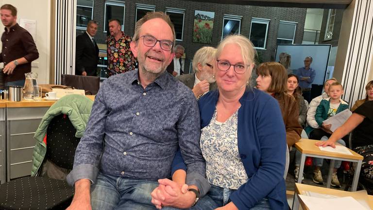 Leon Bronckers en Deborah van der Meere tijdens de raadsvergadering (foto: Tom van den Oetelaar).