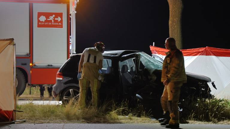 De zwaar beschadigde auto na het ongeluk (foto: SK-Media/SQ Vision).