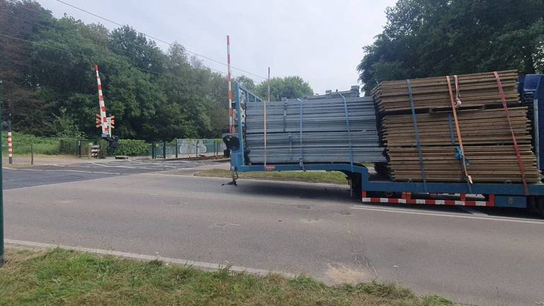 Oplegger schiet van trekker vlak bij spoorwegovergang (Foto: Heeze-Leende24)