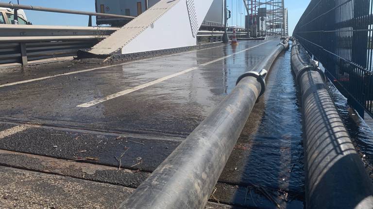 De voeg van de Merwedebrug die wordt bijgeslepen. (Foto: Eva de Schipper)