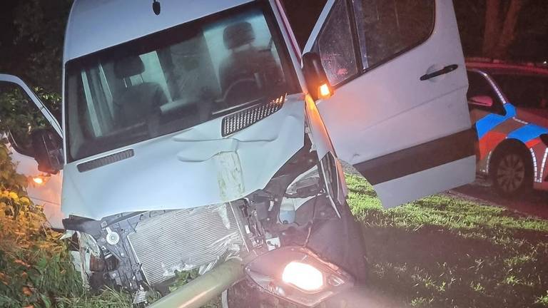 De bus crashte tegen een lantaarnpaal (foto: Instagram Politie Maashorst).