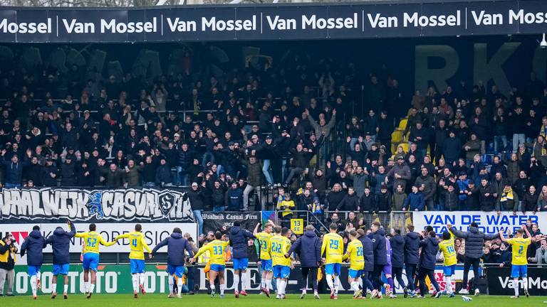 Spelers van RKC Waalwijk vieren de overwinning met supporters. (Foto: Rene Nijhuis/Orange Pictures)