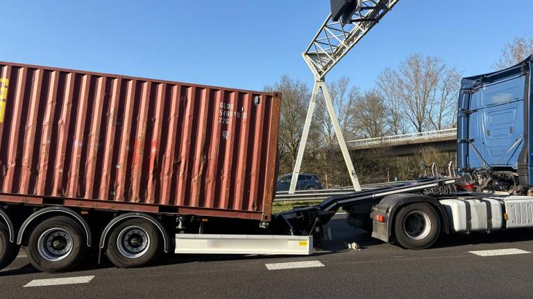 De vrachtwagen met trailer die de verkeersproblemen op de A58 veroorzaakte (foto: Rijkswaterstaat).